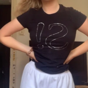 Tshirt - En snygg T-shirt. Jag skulle tycka att det va skitcoolt att ha denna tröja om mitt namn började på S. Men tyvärr så gör det ju inte det🥲. Den är i superbra skick och inga stenar är borta.💞