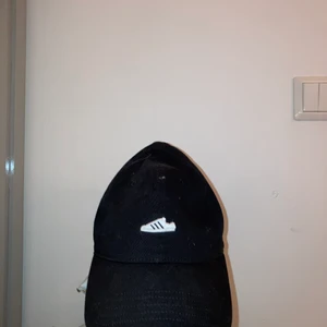 Adidas superstar Keps - Bra skick, använd en gång. Säljs i Uppsala mvh Amadeus