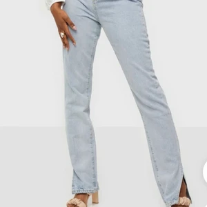 jeans med slit - säljer mina superfina jeans med slit på sidan av foten. dem var alldeles för små och passade inte mig alls. från nelly (missguided) storlek 38! 💖 pris: 200kr ink.frakt