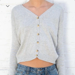 Billie sweater från brandy melville - Säljer denna superfina ljusgrå koftan från brandy melville som är jättemysig nu på vintern 🥰 Knapparna är en aning mörkare irl. relativt ny och inte använd så mycket, därför säljer jag den för 280kr, nypris 390kr. Köparen står för frakten, kan också mötas upp 😊 