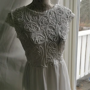 Vit klänning - Vacker klänning som passar bra till sommaravslutningen😎 Väldigt fint skick, förutom att en liten knapp saknas i ryggen (se bild 3).  Hör av dig för fler bilder! 💕 Frakt tillkommer :) 