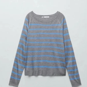 Zara randig tröja - Säljer denna väldigt populära och slutsålda tröjan från Zara i storlek S. Har använt den ett fåtal gånger och säljer då den tyvärr inte kommer till användning. Buda från 150kr eller köp direkt för 220kr. Köparen står för frakten💗