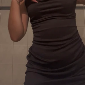 Svart klänning - Fin klänning med vattenfall som jag hade på nyår men inte kommer få användning av längre. Banden går att knyta som man vill och klänningen går att justera längden på med snörena på sidan. Fint tyg och med dragkedja på ryggen. Endast använd 1 kväll och är i nyskick. 🖤 Storlek M men passar S eller L också