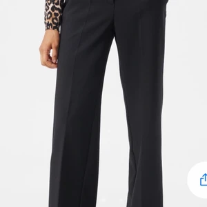 Kostymbyxa från selected femme strl 36 - Helt oanvända kostymbyxor från selected femme. Storlek 36. Ordinarie pris 999 kr