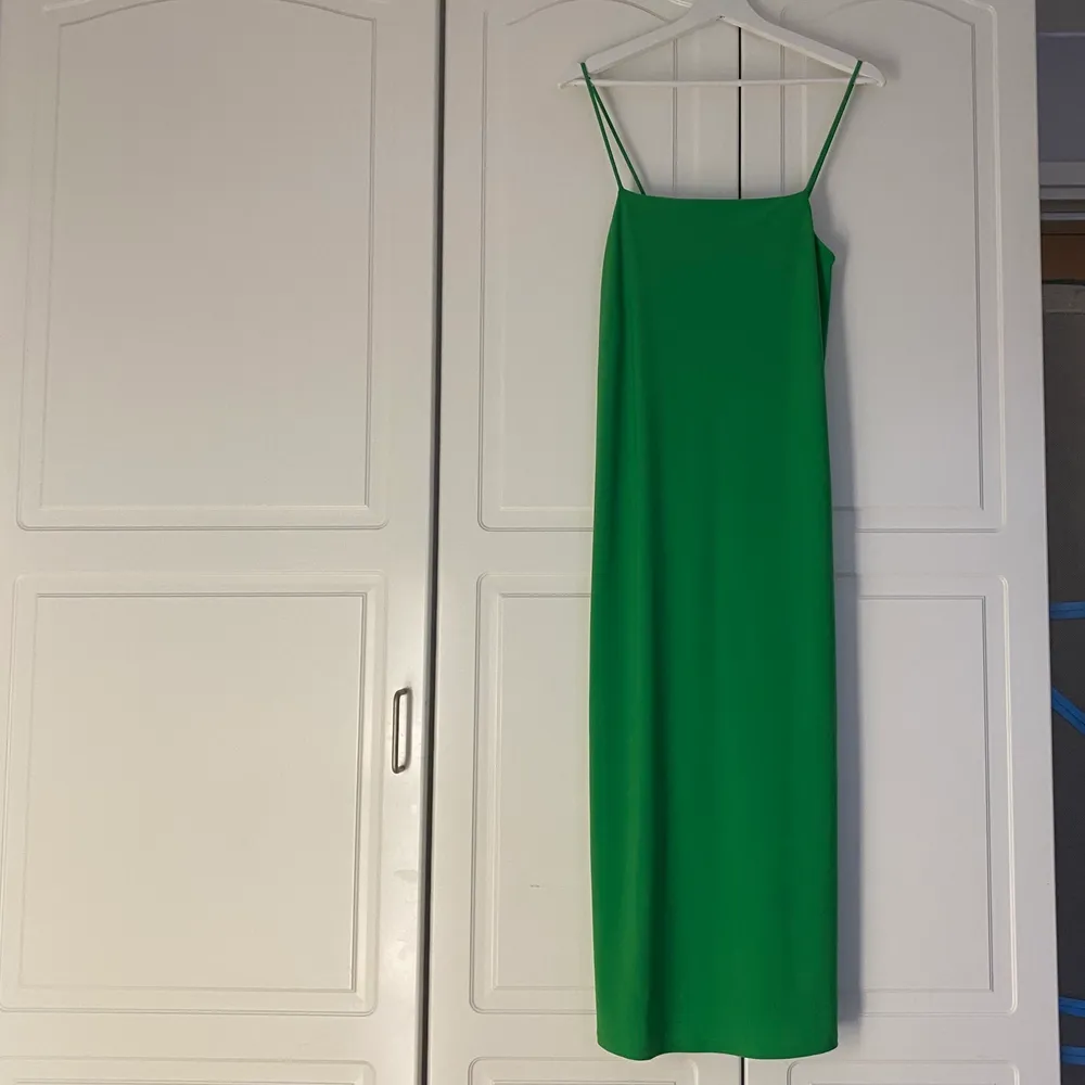 Grön klänning i satinliknande material. Använd 1 gång och i mycket gott skick.. Klänningar.