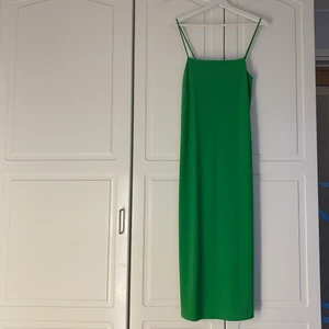 Grön slip-dress från Zara - Grön klänning i satinliknande material. Använd 1 gång och i mycket gott skick.