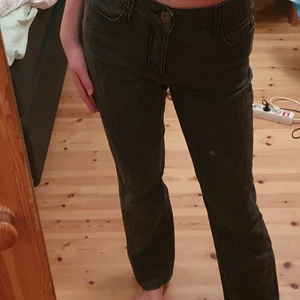 Svartgråa lågmidjade jeans - Köpta sh. Sitter fint på höftbenen på mig som är 168 cm. Någon urtvättade. Fina stenar på bakfickorna!