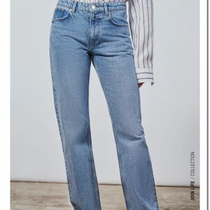 Mid waist jeans från zara - Säljer ett par mid waist jeans från Zara💕skitsnygga och bra i längd för de som är ungefär 1,68. Kommer inte till användning så mycket, därför säljer jag de. Priset ligger på 250 + frakt