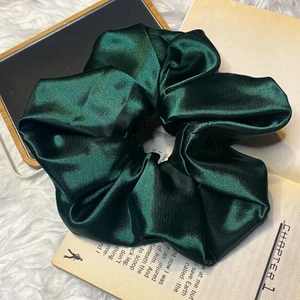 Scrunchie i sammet - NYHET!!! namn: CHRISTINA GRÖN Scrunchie i sammet: Small (S) 29kr Medium (M) 49kr Large (L) 59kr Extra Large(XL) 69kr KONTAKTA MIG FÖR ATT BESTÄLLA!💌 Finns även på instagram: @stellsdesign (På bilden är det en Extra Large och en Small) 