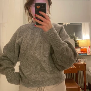 Stickad tröja - Fin stickad  ulltröja från H&M premium quality. Använd fåtal gånger så fint skick, och inga defekter. 😍 postar med spårbar frakt.