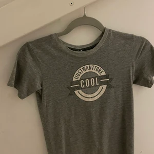 Ijwtbc tröja - En äkta ijustwanttobecool tröja! En av deras första merch släpp som inte längre går att få tag i. Perfekt för en samlare eller ett stort fan! Priset är högt pågrund av att den inte går att få tag i längre + den är äkta:)