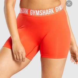 Gymshark shorts - HELT NYA och oanvända shorts ifrån Gymshark! Modellen heter Fit seamless shorts. Är i storlek Xs men skulle även passa någon med strl S. Superfin kvalitet! Säljer därför att jag fick hem fel färg. Nypris 349 kronor. Tveka inte att höra av dig vid frågor eller intresse!!