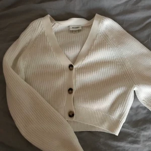 Oversized kofta från Monki  - En jättefin vit kofta som är storlek xxs men är väldigt oversized i modellen så den passar upp till M. Den är från Monki och är inte använd mycket alls, ser helt ny ut.