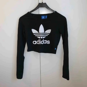 Adidas - Säljer den här tröjan som är sparsamt använd!                           Frakt tillkommer! Storlek XS/34