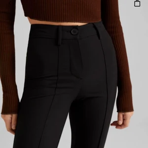Bershka Svarta Kostymbyxor - Ett par oanvända snygga kostymbyxor i storlek EU34. De är väldigt sköna dock för små för mig. För mer information kontakta mig😊