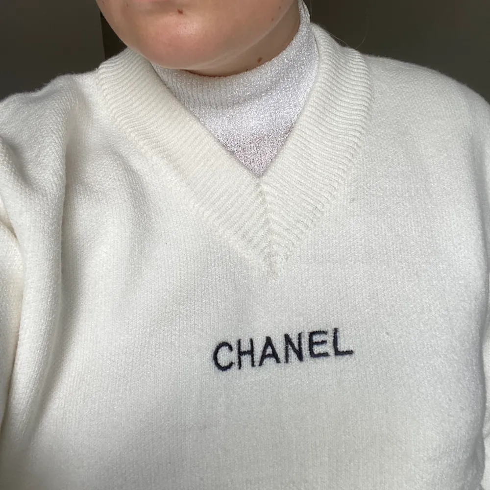 Världens vackraste vintage Chanel tröja. Storlek M/L. Perfekt skick utan defekter. Bud är bindande och jag rapporterar om du inte kan fullfölja köpet. 💘. Tröjor & Koftor.