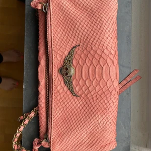 Zadig &voltaire rocky python colour pink - Fick den i julklapp från och den kommer ifrån Paris. Den är helt ny och har inte varit använd 26*13cm  400euros nytt