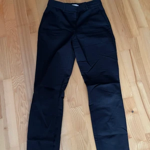 Kostymbyxor  - Kostymbyxor strl. 34 från H&M, som nya använda fåtal gånger 