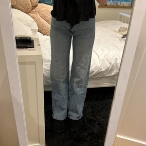 Raka ljusblå jeans från monki  - Ljusblå raka jeans ifrån monki! Väldigt bra skick då jag bara användt dom 2 gånger och är ingen skillnad ifrån dagen jag köpte dom. Jeansen kommer tyvärr inte i användning hos mig därför jag säljer dom. Dom sitter extrem bra på, båda i midjan, rumpan och längden passar perfekt!!🥰😊 köpte för 400❤️ storlek 26 och jag är 1,63 och bär storlek s i alla kläder annars.
