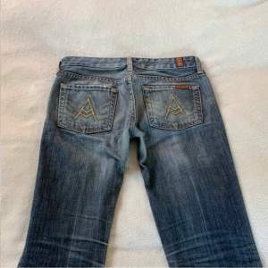 Fina lågmidjade jeans som jag köpt här på plick men va tyvärr försmå :( Dom är i storlek 25 och innerbenslängden är ca 73 cm samt att midjemåttet är ca 72 cm💕