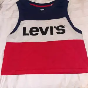 En blå vit och röd tröja med texten ”Levi’s”