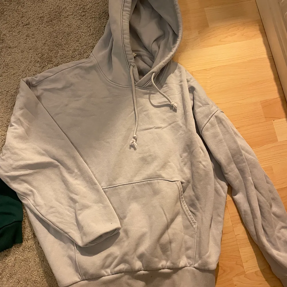 Tre olika hoodies. Orange tommy 175kr storlek M sitter skönt och ganska oversized och boxigt. Grön shein 100kr storlek M men sitter mer som en S  , pastellblå bikbok 150kr Storlek s men välidgt oversized . Tröjor & Koftor.