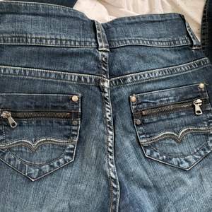 Sjukt snygga jeans med coola detaljer på fickorna. Skriv vid frågor!❤️