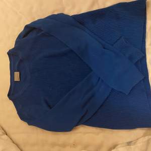 En blå tröja som är i storlek xs och är från vero moda