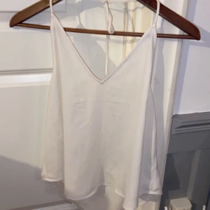 Y2K halterneck  - Vit tröja i Y2K stil med halterneck i storlek S men eftersom den har knytning så passar den fler storlekar. Knappt använd och riktigt snygg🥰