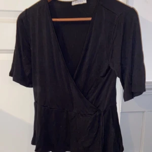 Tröja omlott  - Svart omlott tröja i världens skönaste material från Pieces, storlek L och i bra skick!🥰