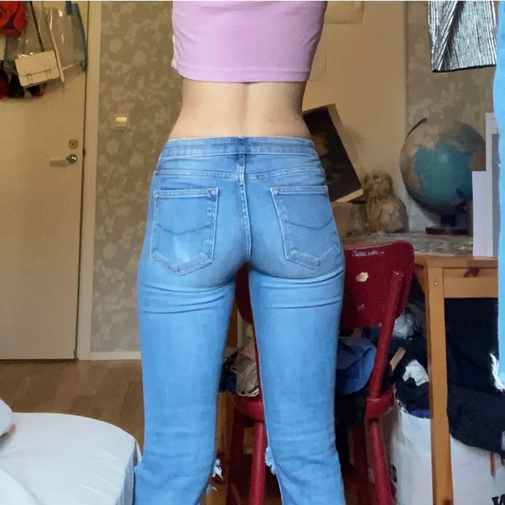 Supersnygga jeans lägger ut igen pga oseriösa köpare💔 om det är många intresserade blir det budgivning :). Jeans & Byxor.