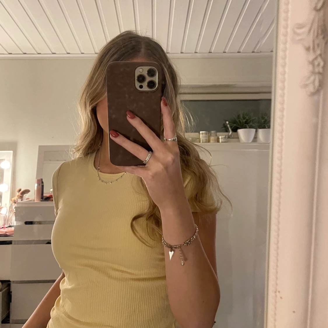 Ljusgul ribbstickad T-shirt 