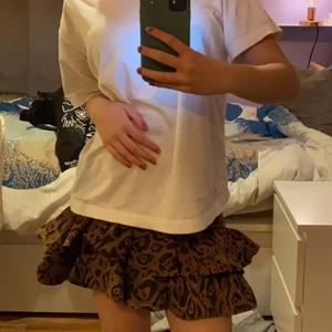 Mönstrad kjol - Säljer min leopardmönstrade kjol❤️ Den är high waisted och köp från hm. Drt är en dragkedja som man drar upp med. Den är ganska liten i storleken. Väldigt fin att ha på sommaren. Den är i nyskick använd 1 gång Skriv gärna för fler bilder och så. Kan mötas upp i Stockholm❤️
