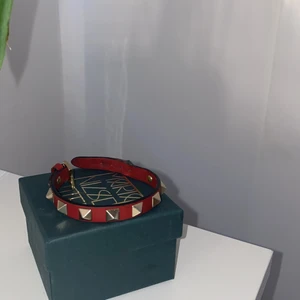 Valentino armband - säljer mitt röda valentino jag köpte för ungefär 1 månad sen har ej andvänt de då jag har ett annat armband jag får mycket mer andvändning för❤️❤️❤️❤️ armbandet har skrapats upp lite men det är ingenting som man ser när man bär det! Skriv för fler bilder och frågor 🥰🥰