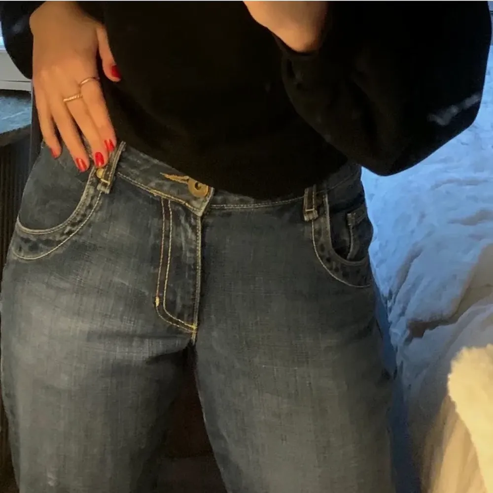 Lågmidjade jeans, köptes på plick men satt inte så bra på mig. Inga defekter. W 25-26. (Bilderna är från tidigare säljare, skriv för fler bilder). Jeans & Byxor.