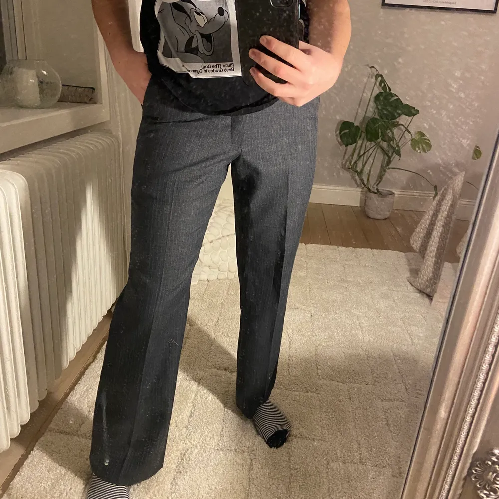 Säljer dessa sjukt snygga kostym byxor som jag köpte på beyond retro men i fel storlek så det är lite för stora för mig! 😩❤️. Jeans & Byxor.