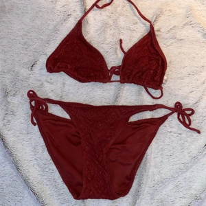 Mörkröd bikini  - Helt oanvänd bikini, trosorna storlek S toppen storlek M från Åhléns 