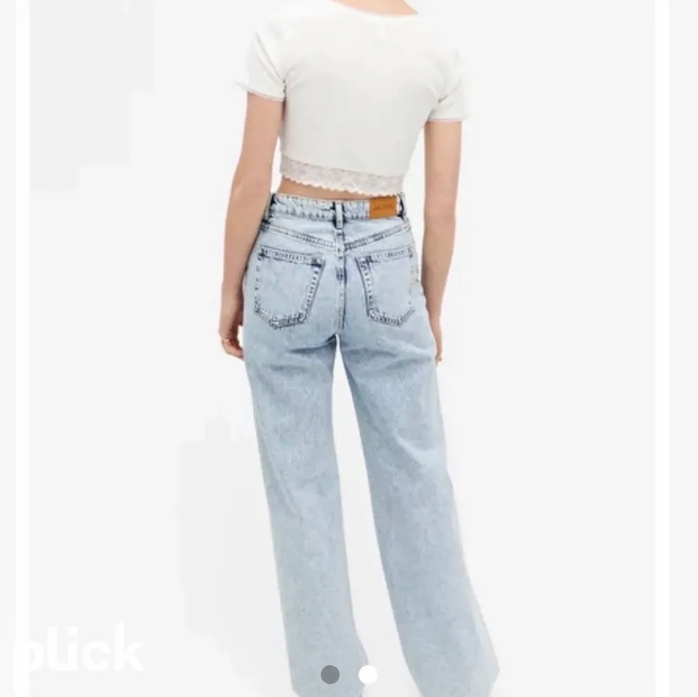 Säljer dessa full lenght zara jeans som är helt utsålda i butik. Dessa är i 34 och är normala till storleken. Knappt använda men säljer för halva priset då de tyvär inte passade mig 💕. Jeans & Byxor.