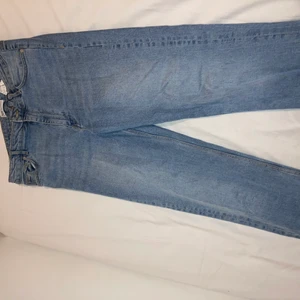 Zara straight jeans med cut stl 44 - Använt de några gånger, pris kan diskuteras.