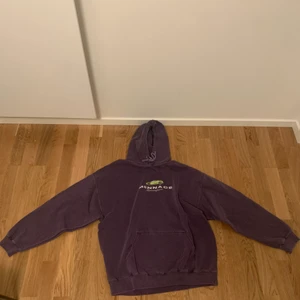 Mennace Hoodie strl L - Säljer denna oversized Mennace hoodie i storlek L som har varit använd lite grann men som fortfarande är i bra skick. Köpte den på Zalando för 499kr, säljer den för 199kr. Kan frakta inom hela Sverige.