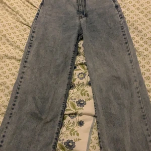 snygga högmidjade ljusblåa jeans💕💙 - Jättegulliga ljusblåa jeans som är i storlek XXS som kanske också kan passas till XS💕 är 163cm lång och passar perfekt❤️ inte till någon anvädning⚡️