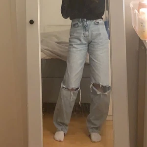 Petite jeans  - Petite jeans med hål från Gina tricot storlek 30 säljer pga jag inte använder dessa så mycket säljer för 250kr nypris för 399kr !Den är kvar budgivningen är bara slut! ❗️har rea köp 1 få 2 grejer som är i cirka samma budget❗️