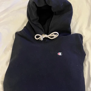 Champoion hoodie - Svart champion hoodie, storlek M, sitter som en oversizad S 