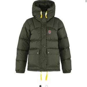 Fjällräven jacka - Hej, funderar på att sälja min helt nya fjällräven jacka nu, ny pris 5999kr, säljer inte under 5000 då den är inte andvänd mycket alls!💞