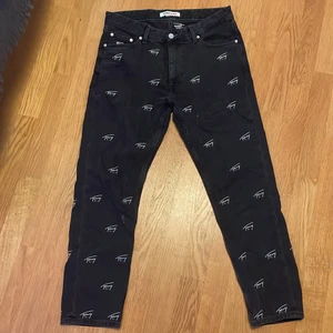 Tommy jeans straight fit  - Svarta straight fit byxor från Tommy jeans. Köptes i fel storlek och gick ej att lämna tillbaka. Värde: 1600kr    Köptes för: 800kr, på Zalando. Använd 1-2gånger typ. Byxorna tvättas innan försäljning.                                               Pris kan diskuteras, köparen står för frakt:)