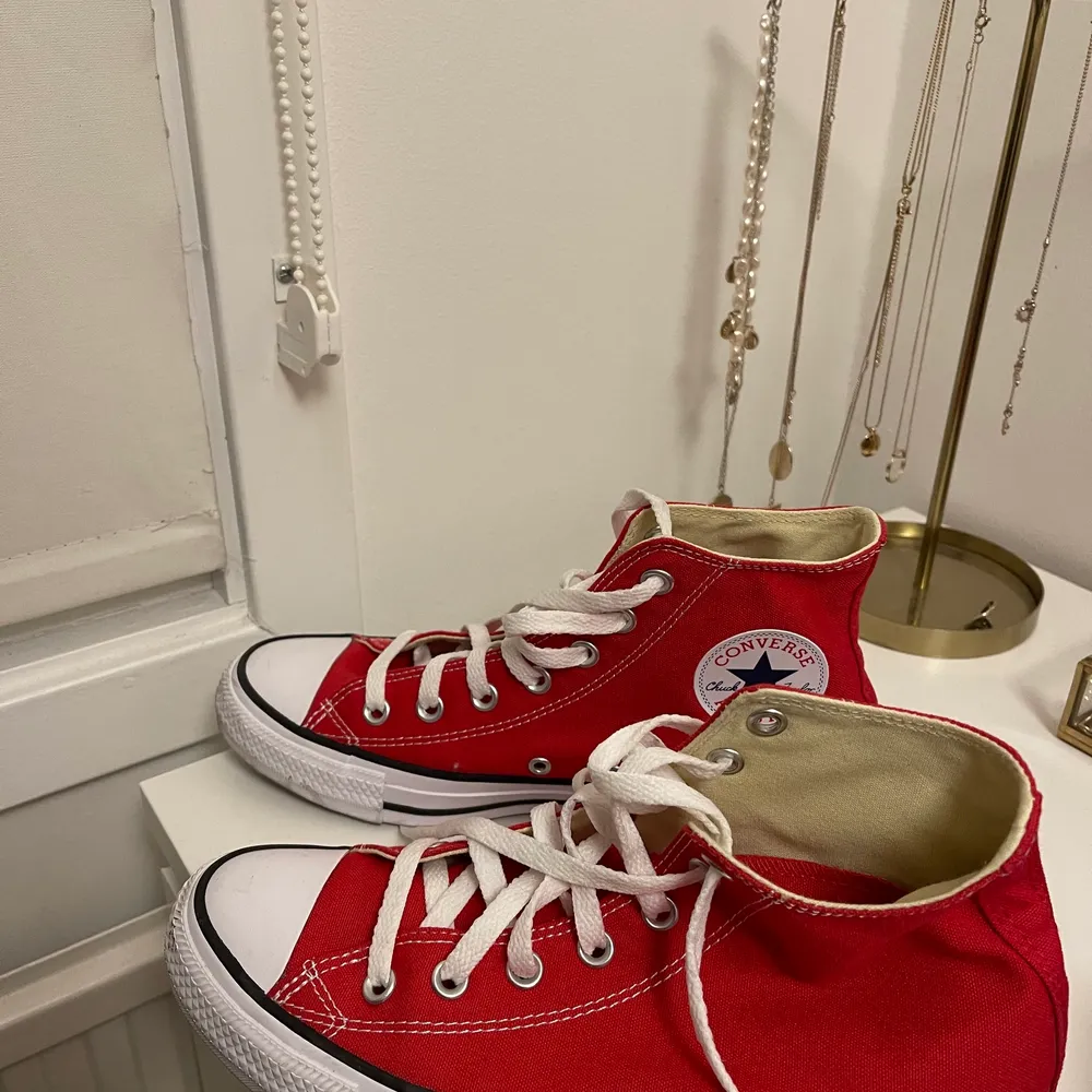 Snygga Converse i en fin röd färg, använda endast en gång. Köparen står för frakten. Skor.