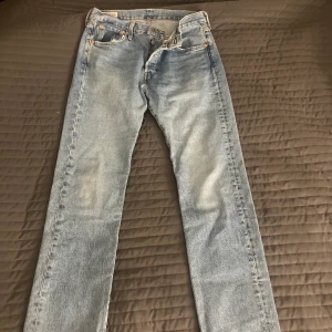 Jeans - Säljer dessa helt oanvända 501 levis då de aldrig kommit till användning 😢 Straight i modellen!💕 Skriv för frågor