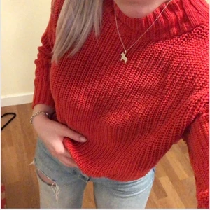Röd stickad tröja - Röd stickad tröja från H&M, storlek 36/s, den är mer åt det croppade hållet🤍