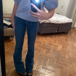 Helt nya flare jeans  - Så snygga blåa jeans som sitter lite för tajt på mig, men kan inte skicka tillbaka då dem inte säljs längre. Medelhög midja och väldigt bra längd! 