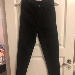Levis jeans  - Nästan oanvända levis jeans, max använda 2-3 gånger. Väldigt fint skick. Skinny jeans strl 28, de är stretchiga också. Väldigt fina passar till vad som helst. Priset kan diskuteras vid snabb affär. Köparen står för frakten. Hör gärna av dig om du har frågor eller vill ha fler bilder. 